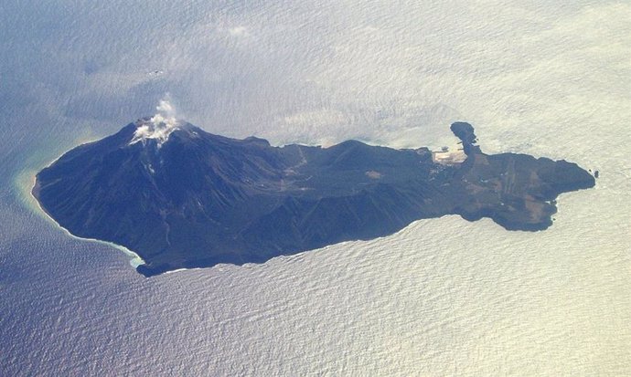Satsuma Iwo Jima es parte del borde de la caldera Kikai.
