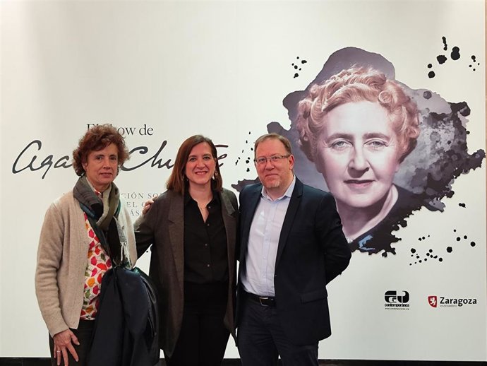 La consejera municipal de Cultura, Sara Fernández, y el comisario de la exposición, Juan José Montijano, en la presentación de la exposición