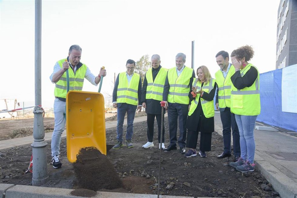 Acto de colocación de la primera piedra de una promoción de 65 viviendas públicas en La Orotava