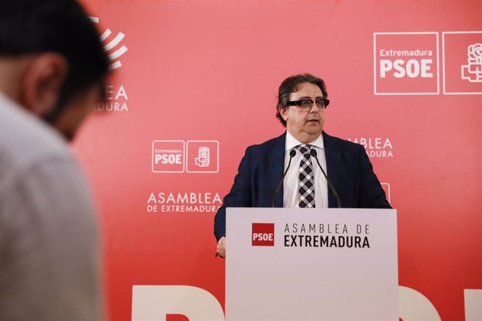 El portavoz de Administración Pública del Grupo Parlamentario Socialista, José María Vergeles, en rueda de prensa en Mérida