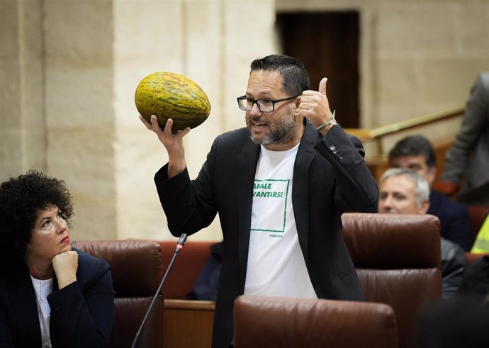El portavoz de Adelante Andalucía, José Ignacio García, este jueves exhibe un melón en el Pleno del Parlamento en su pregunta al presidente de la Junta, Juanma Moreno.