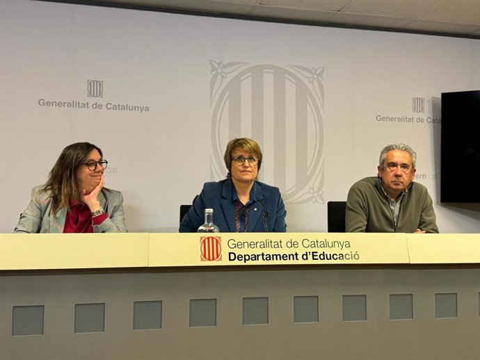 La secretaria general de Educación de la Generalitat, Patrícia Gom; la consellera de Educación, Anna Simó; y el secretario de Transformación Educativa de la Generalitat, Ignasi Garcia Plata, en rueda de prensa este jueves en Barcelona