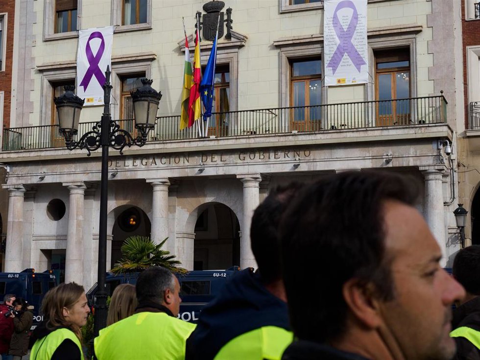 Agricultores frente a la Delegación del Gobierno