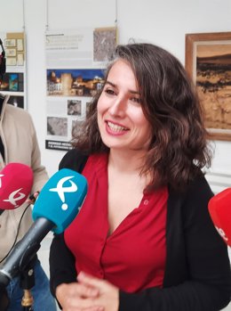 La portavoz de Unidas por Extremadura en la Asamblea, Irene de Miguel, en declaraciones a los medios en la Cámara regional