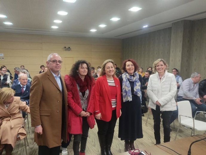 La consejera de Educación, Lydia Espina, se reúne con alcaldes para informarles sobre anteproyecto de ley para la red autonómica de escuelas de 0-3 años.