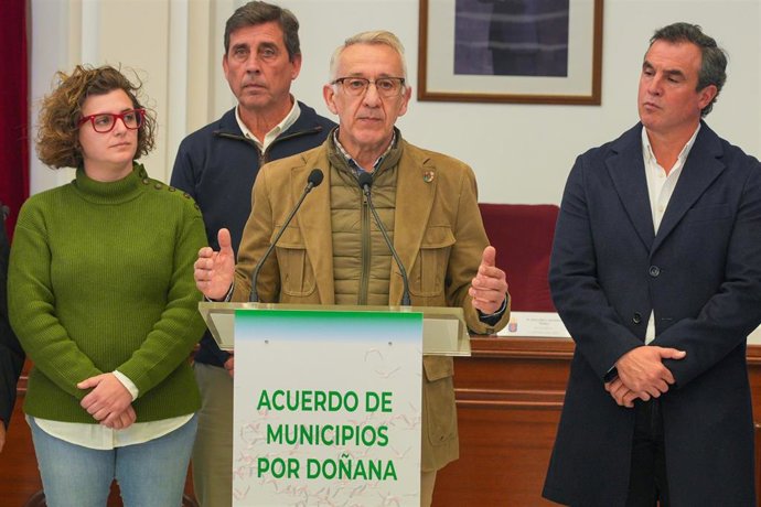 El alcalde de Bonares (Huelva), Juan Antonio García, durante la firma del acuerdo de los 12 municipios el pasado 30 de enero de 2024.
