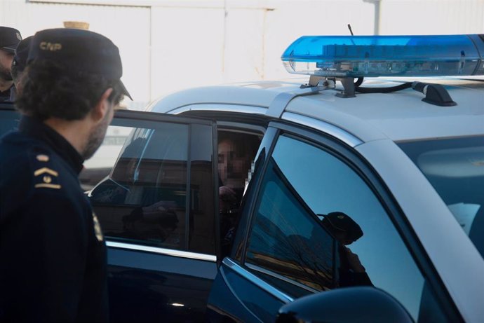 Archivo - El hombre de 50 años acusado de acuchillar a una mujer en Marín, sale del coche para pasar a disposición judicial, a 15 de febrero de 2023, en Pontevedra, Galicia (España). El titular del Juzgado de Instrucción número uno de Marín determina ho