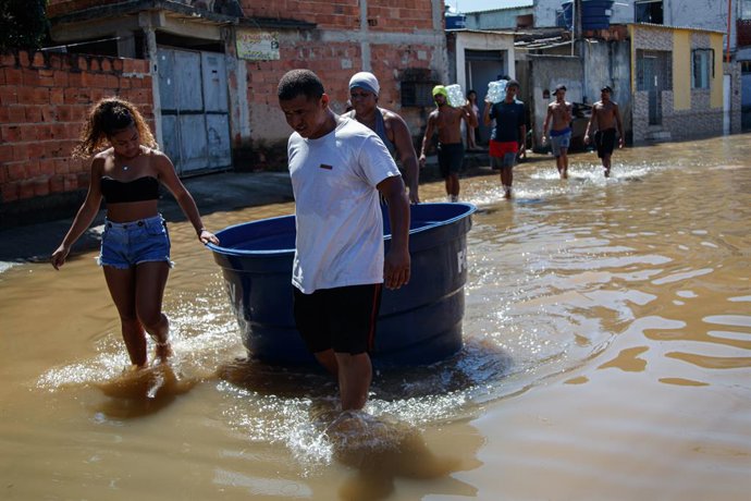 Archivo - DUQUE DE CAXIAS, Jan. 17, 2024  -- Volunteers carry donations in the floods in Duque de Caxias, Rio de Janeiro, Brazil, Jan. 16, 2024. The death toll from the storm that hit the southeastern Brazilian state of Rio de Janeiro on Sunday has rise