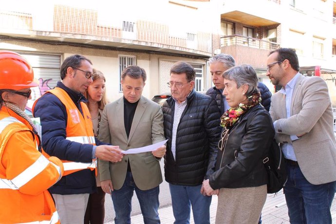 El alcalde de Albacete, Manuel Serrano, durante su visita a las obras del Plan de Acerado en las calles San Sebastián y Alonso Cano.