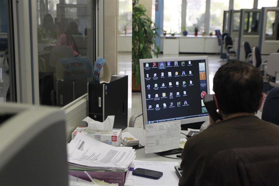 Archivo - Un funcionario en su puesto de trabajo.