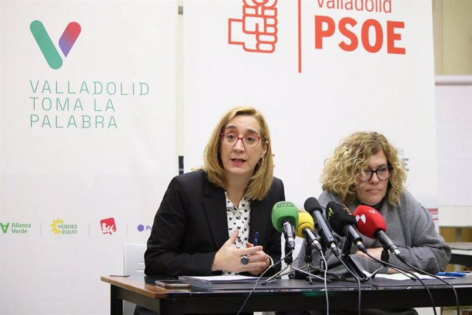 La portavoz del Grupo Municipal de VTLP, Rocío Anguita, y la concejala socialista  Charo Chávez, presentan las dos mociones conjuntas para el Pleno del próximo lunes 26 de febrero