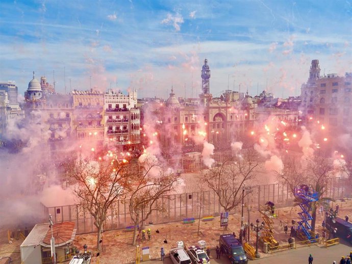 Archivo - Imagen de archivo de una 'masclet' desde el balcón del Ayuntamiento de Valncia. 