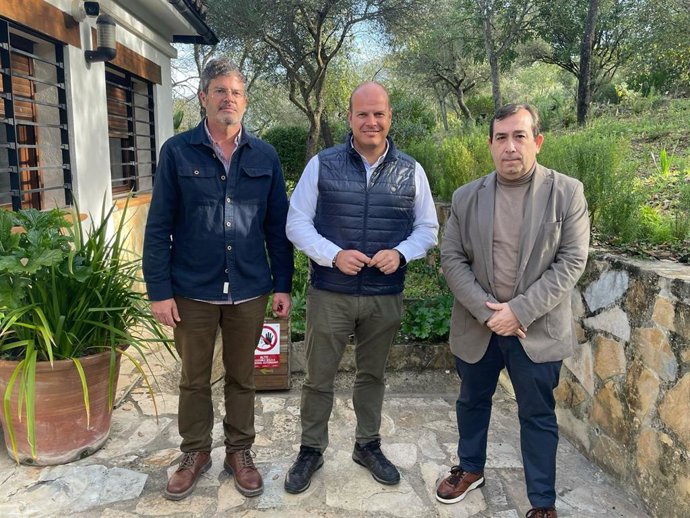 Oscar Curtido con el alcalde El Bosque.