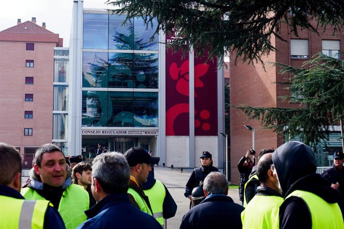 Agricultores y ganaderos se concentran frente al Consejo Regulador de Logroño, a 22 de febrero de 2024, en Logroño, La Rioja (España).