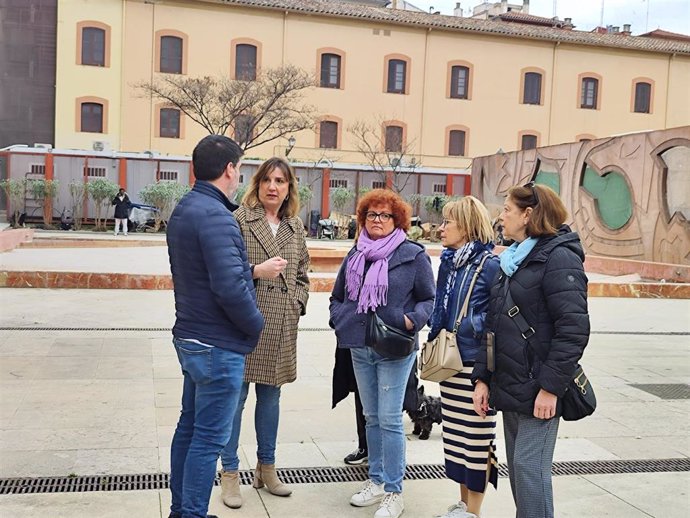La portavoz del PSOE en el Ayuntamiento de Zaragoza, Lola Ranera, reunida con vecinas del parque Bruil