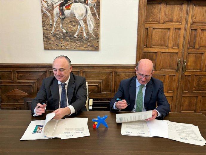 Juan Ignacio Zafra, director territorial de CaixaBank en Andalucía, y Rafael Caamaño, representante de CECE Andalucía, patronal de la enseñanza privada.