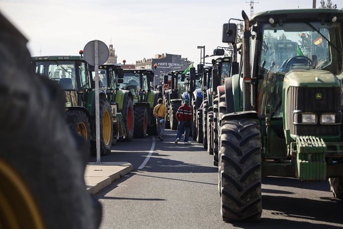 Tractors tallen el pas durant la dissetena jornada de protestes dels tractors en les carreteres espanyoles, a 22 de febrer de 2024, a Valncia.