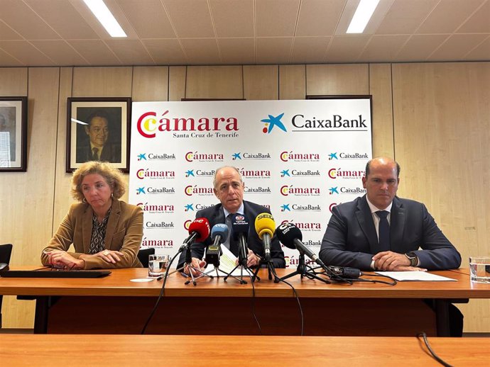 La directora general de la Cámara de Comercio de Santa Cruz de Tenerife, Lola Pérez, el presidente, Santiago Sesé, y el director territorio de Caixabank, Manuel Afonso, en la presentación del Boletín de Coyuntura Económica