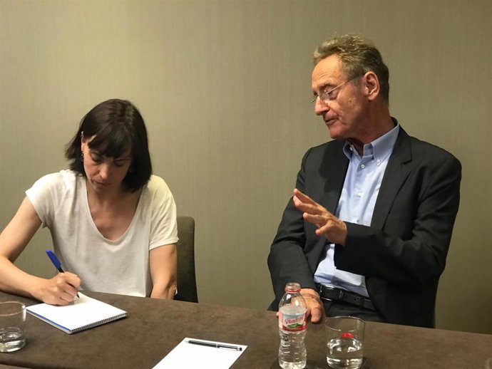 Archivo - A la derecha, Bernhard Schlink, en una imagen de archivo.