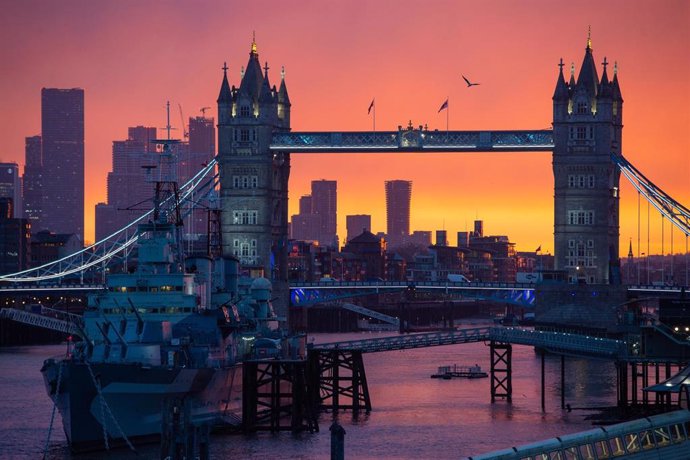 Archivo - 14 December 2023, United Kingdom, London: London's Tower Bridge stands silhouetted against the golden morning sky, marking the start of a new day in the city.