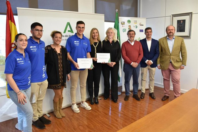 La delegada del Gobierno de la Junta de Andalucía en Cádiz, Mercedes Colombo, junto a representantes de Fórmula Gades y Feproami, premiadas en los Premios Andalucía Joven.