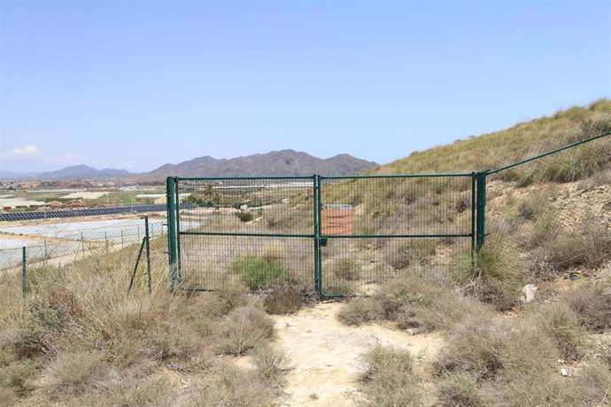 Archivo - Uno de los accesos a la parcela contaminada por el accidente nuclear en Palomares (Almería) y vallada perimetralmente por el Ciemat