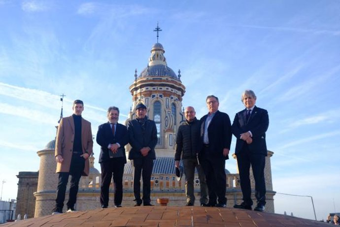 El rector de la Universidad de Sevilla, Miguel Ángel Castro, en las cubiertas de la Anunciación, con parte del equipo que ha intervenido en ellas.