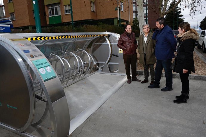 Visita del concejal de Tráfico y Movilidad, Alberto Gutiérrez, y el gerente de Auvasa, Eduardo Cabanillas, a uno de los nuevos 'Parkibici' instalados en las últimas semanas.
