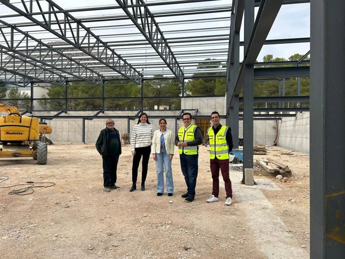 El diputado provincial de Fomento visita las obras del nuevo pabellón de deportes de Vélez-Blanco junto a su alcaldesa.