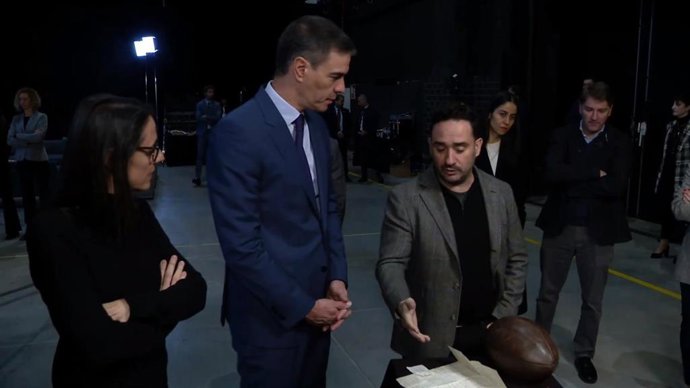 El presidente del Gobierno, Pedro Sánchez, mientras J.A. Bayona le enseña alguno de los objetos recreados.
