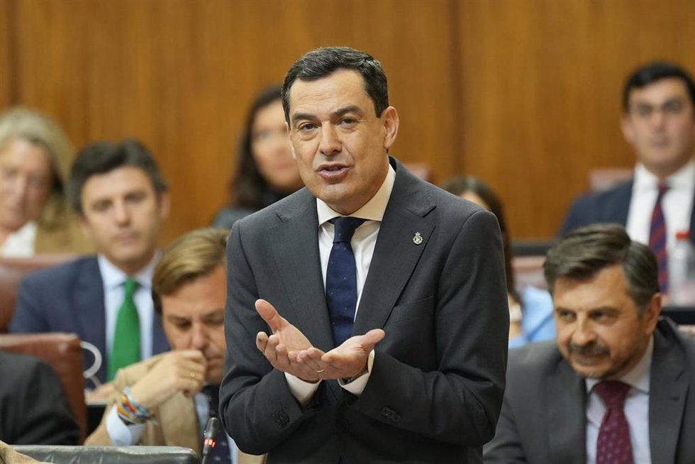 El presidente de la Junta de Andalucía, Juanma Moreno, durante su intervención en la sesión de control. A 22 de febrero de 2024, en Sevilla (Andalucía, España). Segunda jornada de Pleno con la Sesión de Control al Gobierno con preguntas de los grupos pa