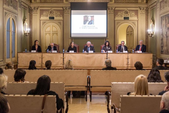 Archivo - El Collegi Notarial de Catalunya condecora en la primera edición del Premio Elías Campo Villegas al jurista Gorka Goenechea y el periodista Marcelino Abad.