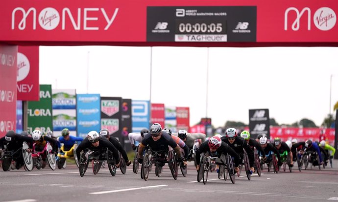 Archivo - Imagen de la salida de los atletas en silla de ruedas del Maratón de Londres 