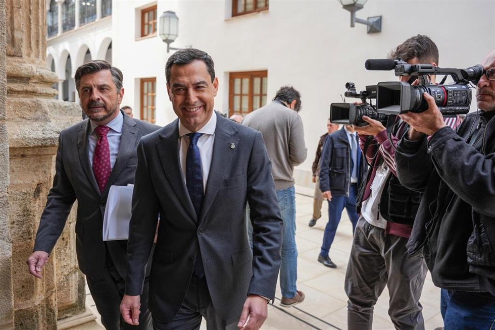 El presidente de la Junta de Andalucía, Juanma Moreno, y el portavoz del Grupo Popular, Toni Martín, este jueves ante de afrontar la sesión de control en el Parlamento.