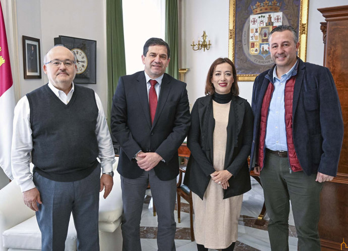 Reunión del presidente de la Diputación de Ciudad Real, Miguel Ángel Valverde, y los representantes de UGT.