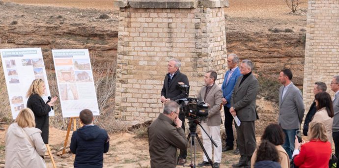 El presidente del Gobierno de Aragón, Jorge Azcón,conocer el proyecto para transformar en vía verde la antigua línea ferroviaria que discurre entre las comarcas de Campo de Belchite y Cuencas Mineras