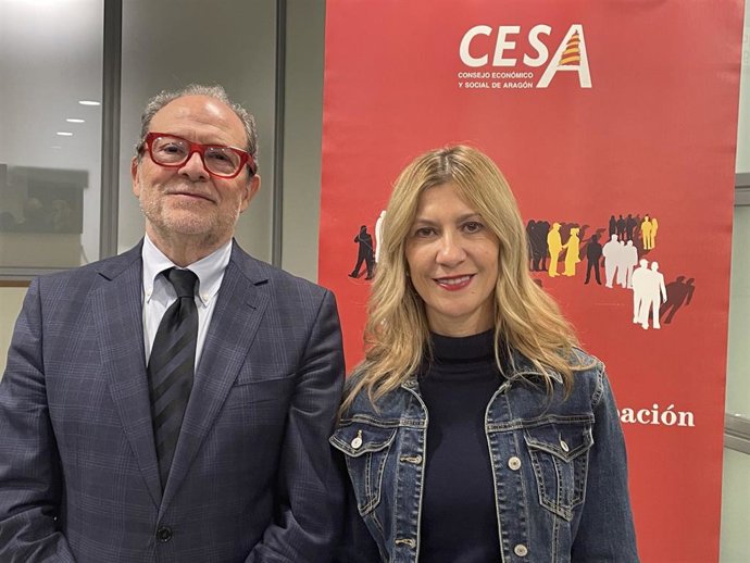 La vicepresidenta segunda del Gobierno de Aragón, Mar Vaquero, y el presidente del Consejo Económico y Social de Aragón (CESA), Juan García Blasco.