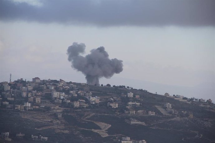 Columna de humo tras un bombardeo de Israel contra Jiam, en el sur de Líbano (archivo)