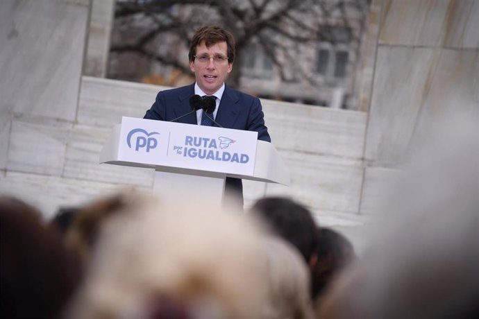 El alcalde de Madrid, José Luis Martínez-Almeida, interviene durante el acto de la 'Ruta por la igualdad entre españoles', en el Monumento a la Constitución de Madrid