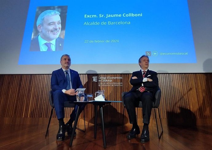 El alcalde de Barcelona, Jaume Collboni, en el ciclo 'Converses amb el degà' del Col·legi d'Economistes de Catalunya.