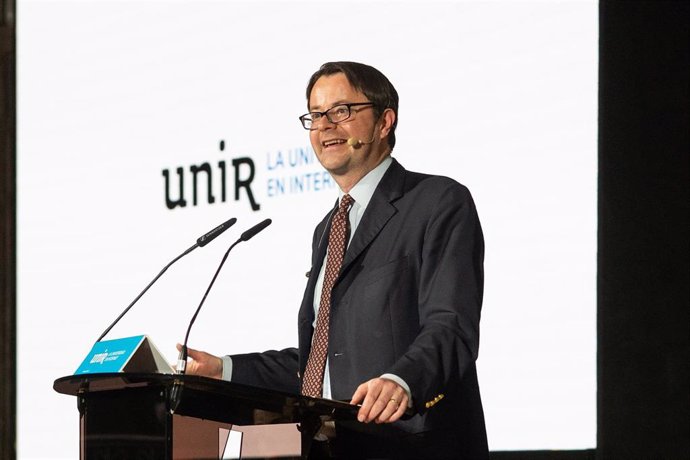 El profesor de Epidemiología y director del programa 'Human Flourishing Program' en Harvard, en su conferencia organizada por la Universidad Internacional de La Rioja (UNIR) y el Ilustre Colegio de Médicos de Madrid (ICOMEM)