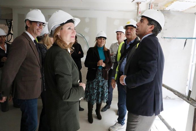 Mazón durante su visita a las obras de rehabilitación integral y sostenible del edificio en la calle Santa Cruz de Tenerife