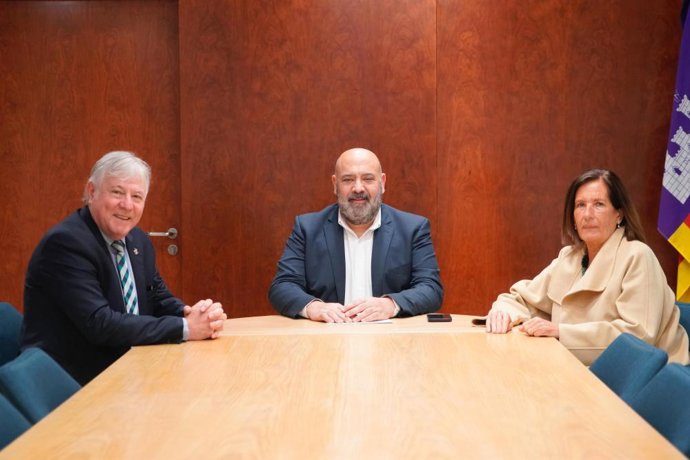 El conseller de Turismo del Consell de Mallorca, José Marcial Rodríguez, reunido con el alcalde de Palma, Jaime Martínez.