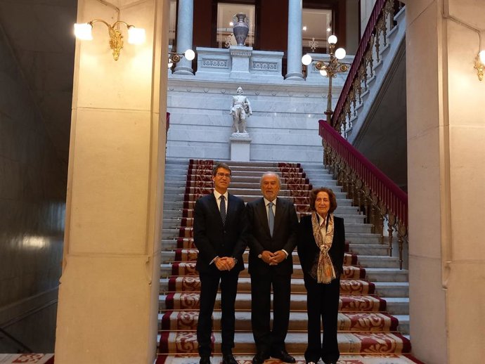 El presidente del Gobierno de La Rioja, Gonzalo Capellán, junto a los directores de la Real Academia Española y la Real Academia de la Historia, Santiago Muñoz Machado y Carmen Iglesias