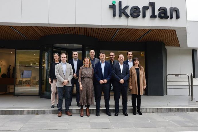 La diputada general visita las instalaciones de IKERLAN, centro tecnológico cooperativo de la Corporación Mondragón