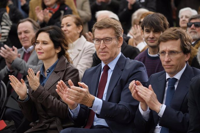 (I-D) La presidenta de la Comunidad de Madrid, Isabel Díaz Ayuso; el presidente del Partido Popular, Alberto Núñez Feijóo, y el alcalde de Madrid, José Luis Martínez-Almeida, durante el acto de la 'Ruta por la igualdad entre españoles', en el Monumento 