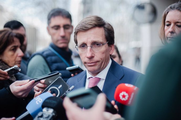 El alcalde de Madrid, José Luis Martínez-Almeida, atiende a medios a su llegada a la inauguración de Casa Cupra, en el Cupra City Garage, a 21 de febrero de 2024, en Madrid (España). Seat ha inaugurado la nueva tienda de su marca deportiva, Cupra, en la