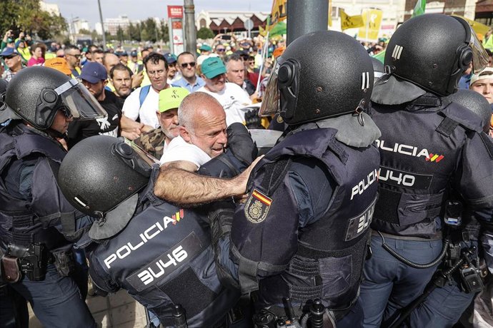 Agricultores y ganaderos y agentes de Policía Nacional se enfrentan durante la decimoséptima jornada de protestas de los tractores en las carreteras españolas, a 22 de febrero de 2024, en Valncia, Comunidad Valenciana (España). Agricultores y ganaderos