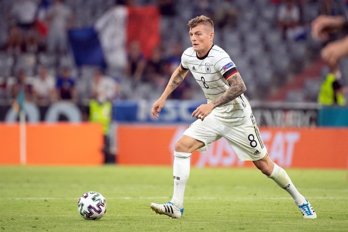 Archivo - FILED - 15 June 2021, Bavaria, Munich: Germany's Toni Kroos in action during European Championship soccer match between Germany and France. German World Cup winner Toni Kroos has called for more respect for sporting idols in the country during t