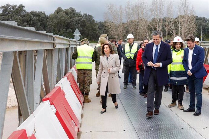 La ministra de Defensa, Margarita Robles, y el consejero de Vivienda, Transportes e Infraestructuras, Jorge Rodrigo, visitan el puente logístico en Aldea del Fresno